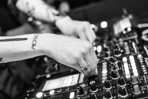 Alles wat je moet weten over dj-apparatuur: van draaitafels tot monitors